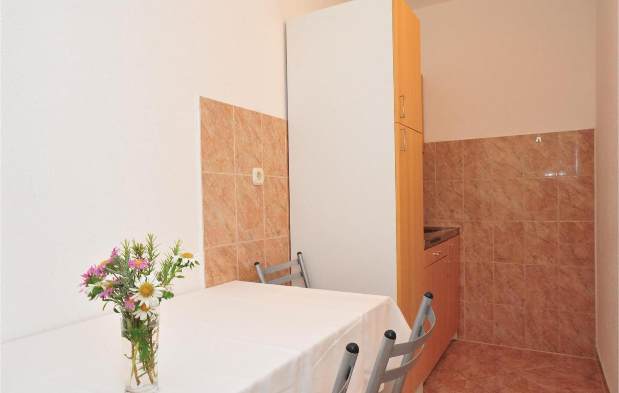 1 Bedroom Awesome Apartment In לוקבה מראה חיצוני תמונה