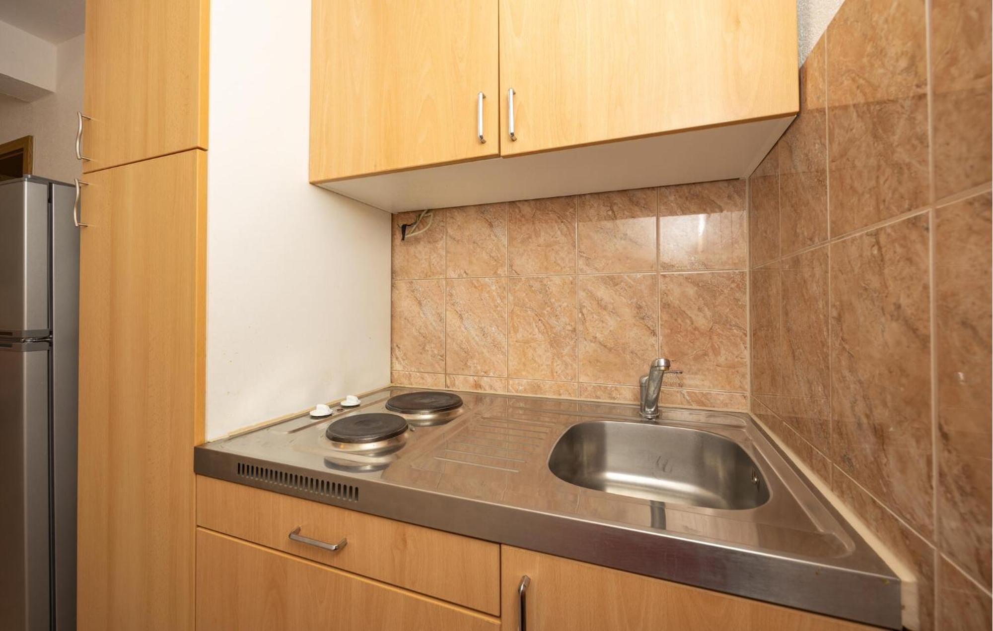 1 Bedroom Awesome Apartment In לוקבה מראה חיצוני תמונה